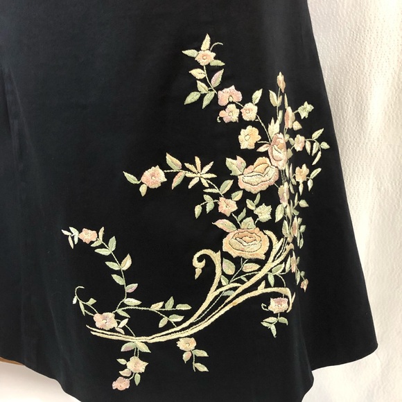 Harold’s Black A Line Floral Embroidered Skirt - Picture 3 of 8